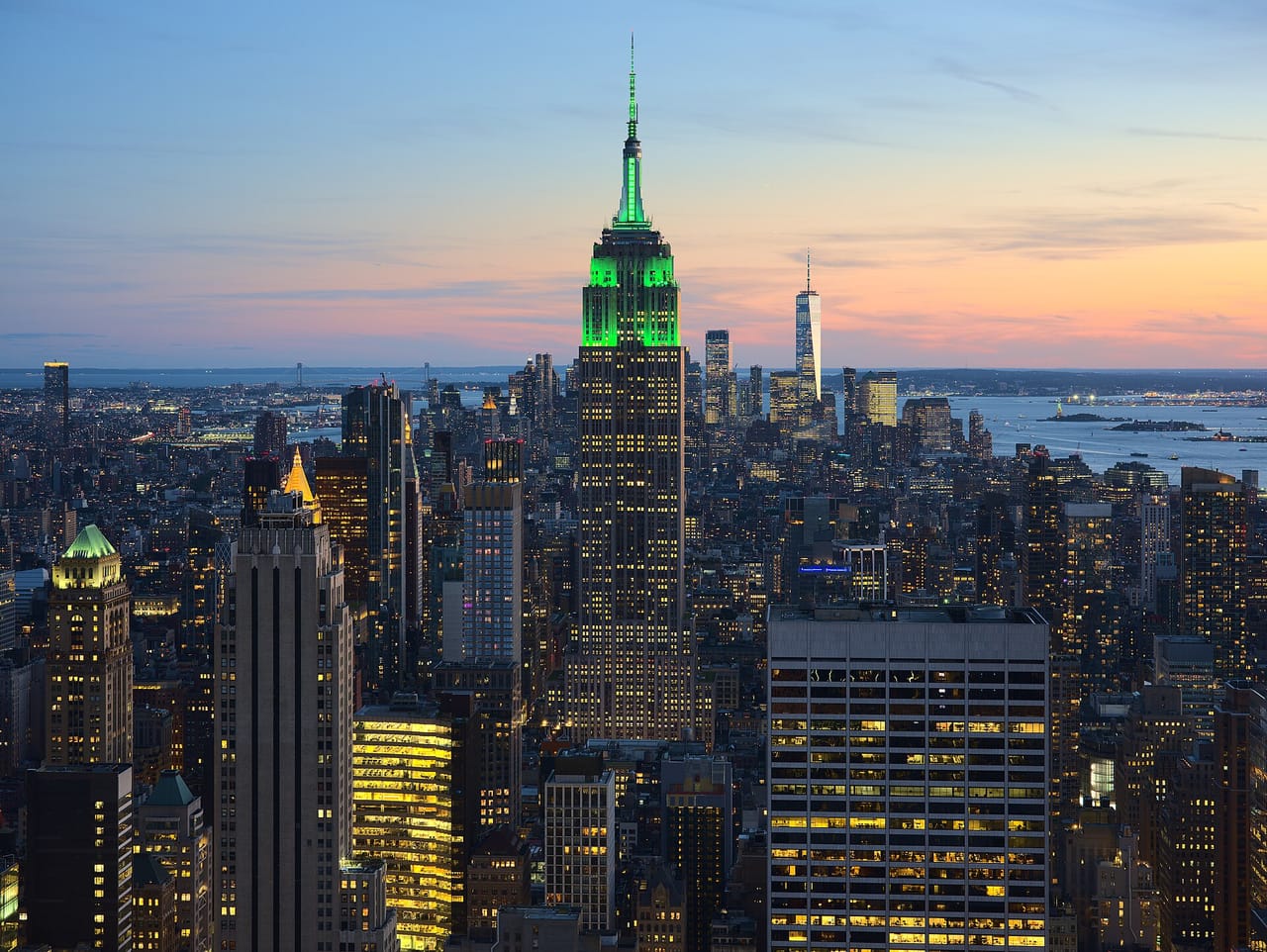 Skyline de Nova York ao entardecer com o Empire State Building