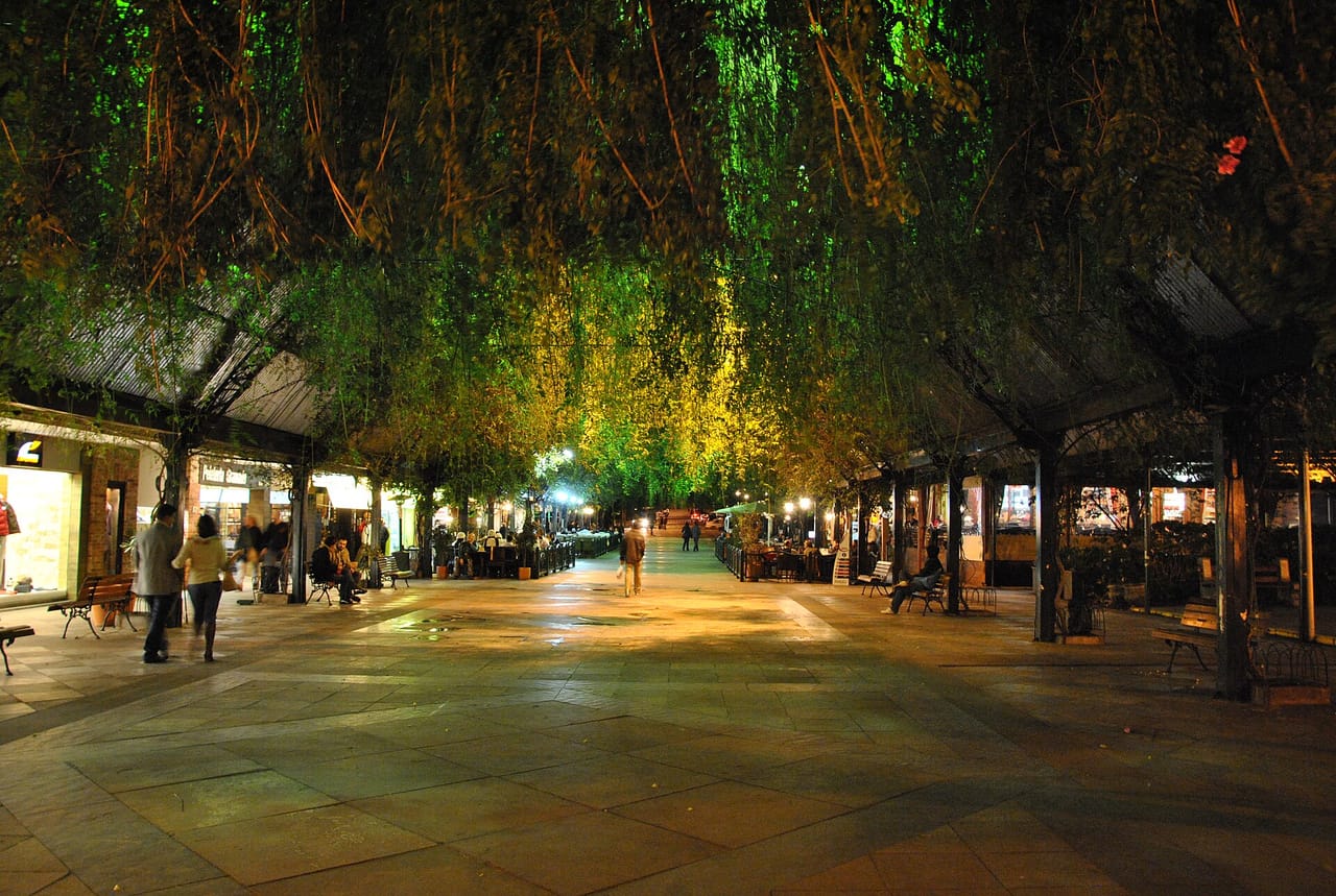 Rua Coberta de Gramado à noite