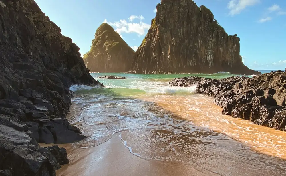 Praia entre formações rochosas em Fernando de Noronha