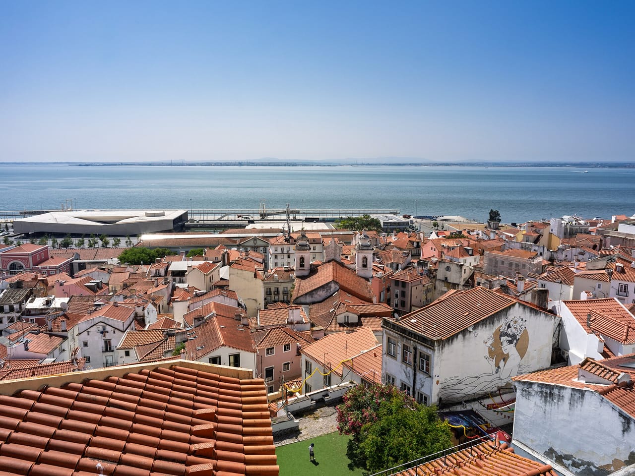 Vista dos telhados de Alfama sobre o Rio Tejo, Lisboa