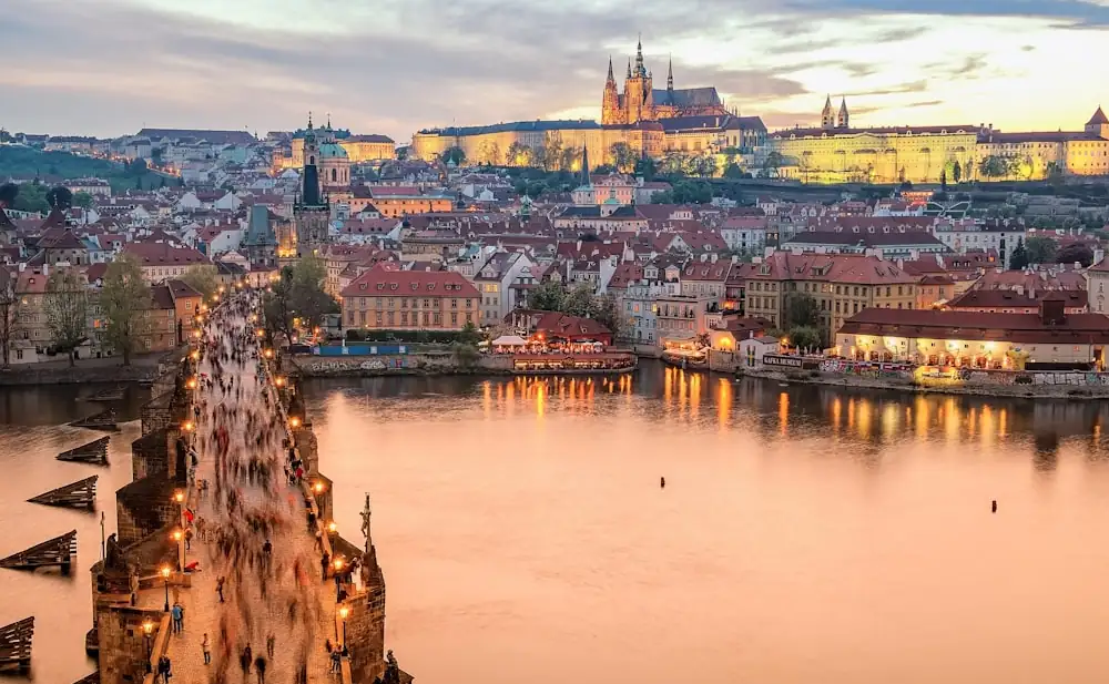 Ponte Carlos e o Castelo de Praga ao entardecer