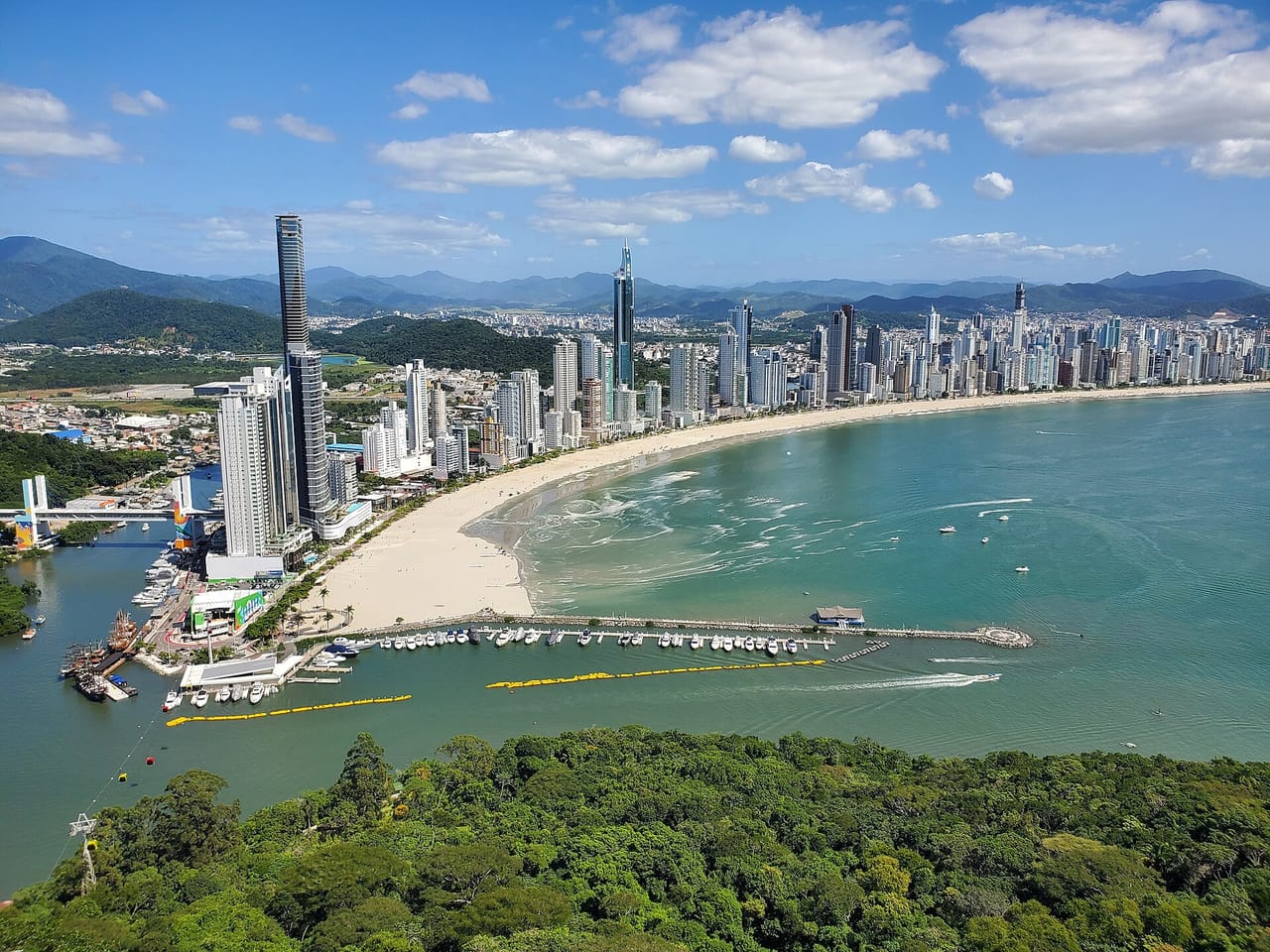 Skyline e praia de Balneário Camboriú, Santa Catarina
