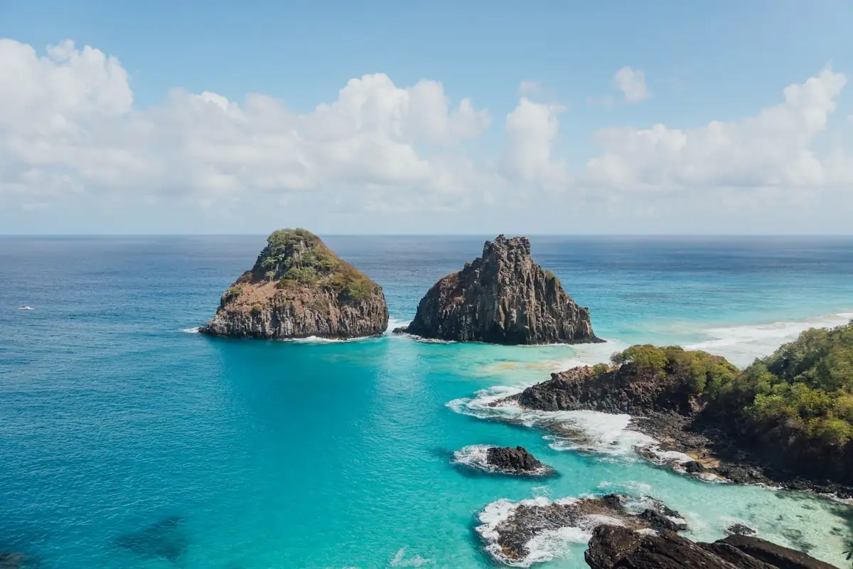 Morro Dois Irmãos em Fernando de Noronha, com o mar turquesa